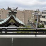 ベランダからお社が見えます。
